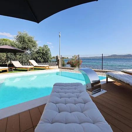 别墅 Beachfront Almare Retreat *