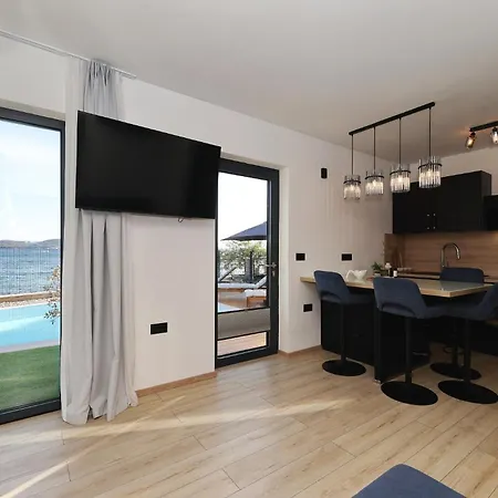 Beachfront Almare Retreat 别墅 *