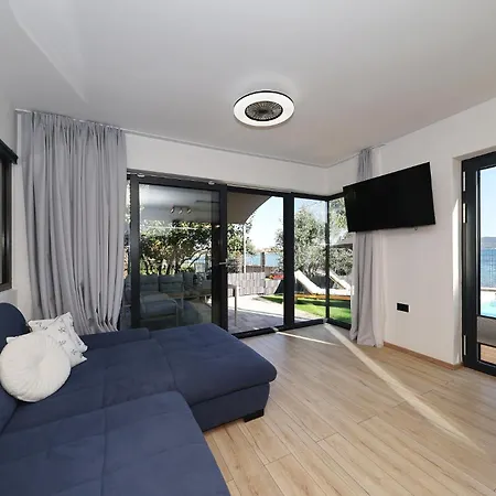 别墅 Beachfront Almare Retreat *