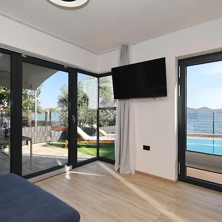 Beachfront Almare Retreat 别墅 Sukošan