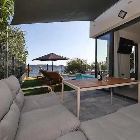 Beachfront Almare Retreat 别墅 *