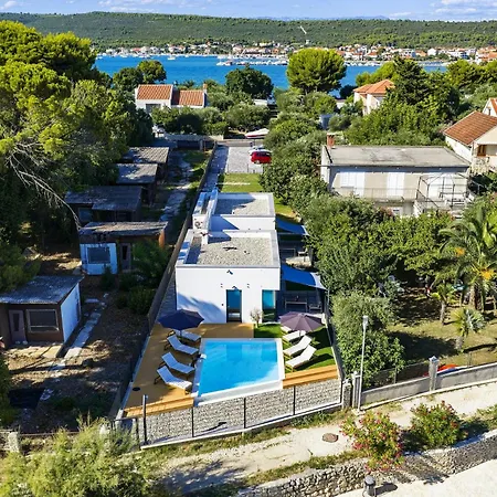 Beachfront Almare Retreat 别墅 *